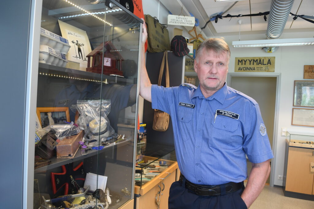 Vankilan apulaisjohtaja Petri Kiuru on kerännyt huoneeseen vangeilta takavarikoituja esineitä.
