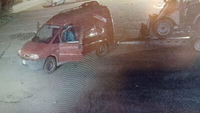 Pankkiautomaatti lähti varkaiden matkaan – tätä autoa poliisi etsii