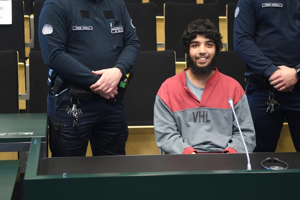 Turun terroristisista murhista syytetty: Näin röyhkeästi hän käyttäytyi oikeudessa!