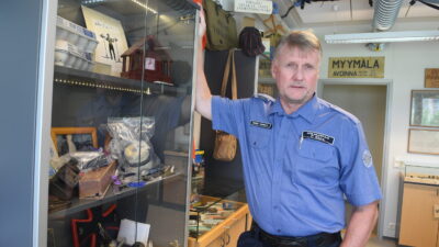 Vankilan apulaisjohtaja Petri Kiuru on kerännyt huoneeseen vangeilta takavarikoituja esineitä.