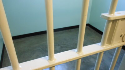 Pedofiili pääsi ehdonalaiseen – luikerteli saman tien yksinhuoltajaäidin elämään!