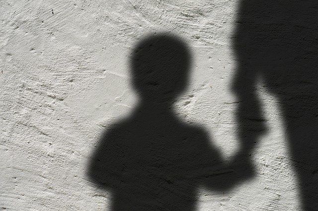 Nainen yritti myydä 7v poikansa 4 700 eurolla – ”Isäpuoli ei pidä hänestä”