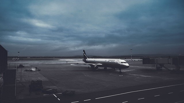 Mies tunkeutui huumepäissään parkissa olleeseen lentokoneeseen Helsinki-Vantaan kentällä