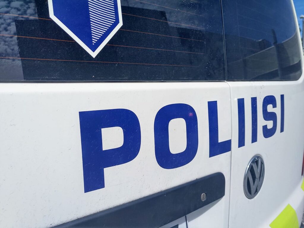 Alaikäisen epäillään uhkailleen vanhuksia teräaseella Helsingissä – poliisi pyytää havaintoja