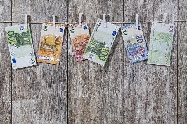 Nainen palkattiin selvittämään yritykseen kohdistunutta huijausta – kavalsi vielä 860 000 euroa lisää!