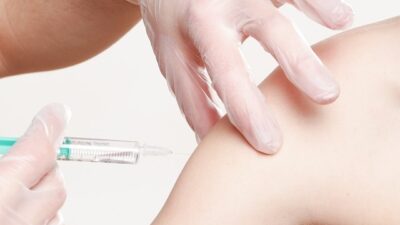 Mies yritti saada tekokäden avulla koronapassin