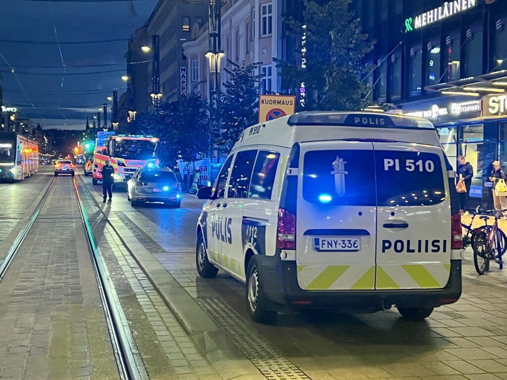 Poliisilla jättioperaatio Tampereen pääkadulla