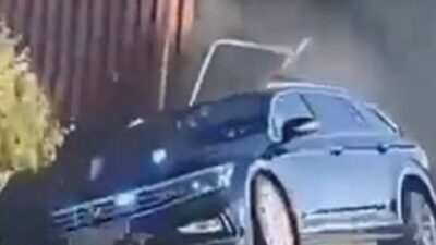 Poliisin pysäyttäessä 15-vuotiaan mopopojan tämä lensi päin merikontin vieressä ollutta metalliaitaa.