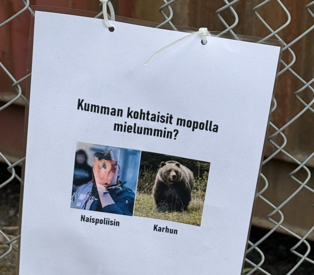 Kuvassa oli naispoliisin tunnistettava kasvokuva. Alibi on käsitellyt kuvan niin, ettei poliisia voida tämän perusteella tunnistaa.