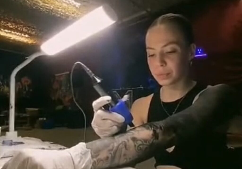 Tatuoitu nuori nainen kateissa – poliisi pyytää vihjeitä