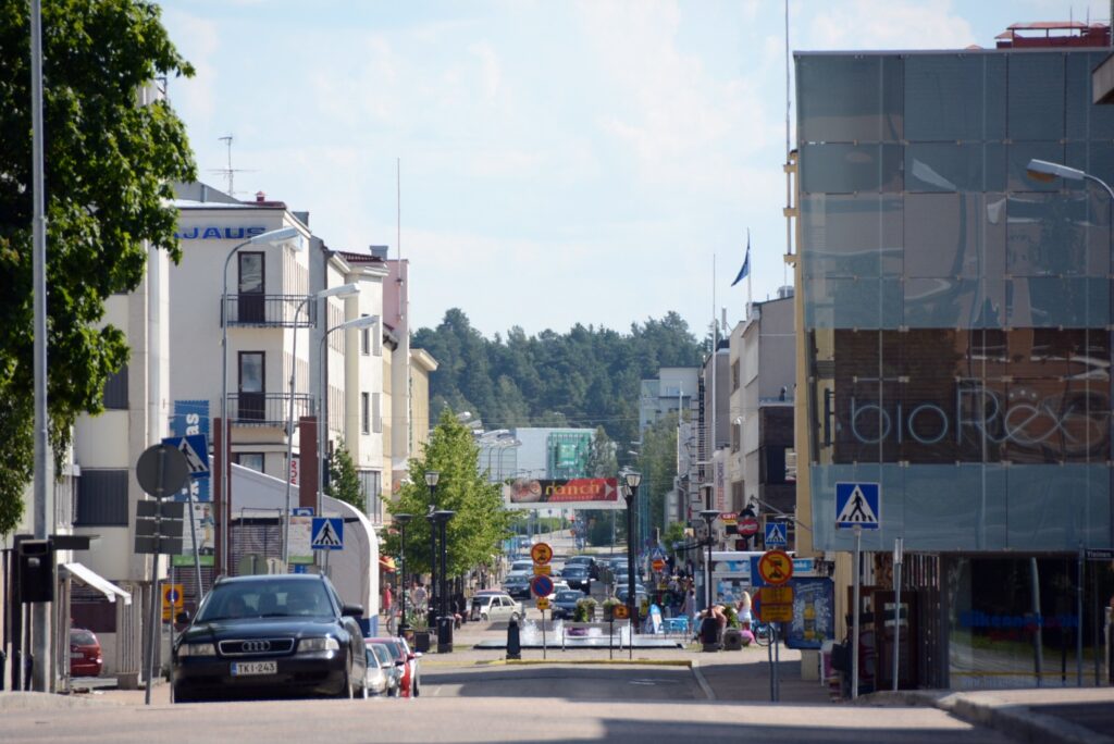 Kajaanissa on noin 36 000 asukasta. Kuvassa Kajaanin Kauppakatu. Tiedossa ei ole, missä poliisin kertoma väkivallanteko on tapahtunut.