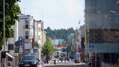 Kajaanissa on noin 36 000 asukasta. Kuvassa Kajaanin Kauppakatu. Tiedossa ei ole, missä poliisin kertoma väkivallanteko on tapahtunut.