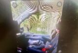 Miehen mentyä tutkimaan pakettiautoa sen keskitilasta ilmestyi ase, joka oli poliisin kädessä.