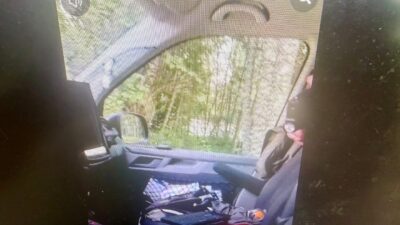Miehen mentyä tutkimaan pakettiautoa sen keskitilasta ilmestyi ase, joka oli poliisin kädessä.